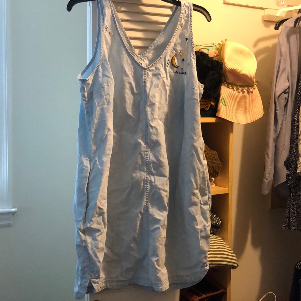 Old Navy sleeveless embroidered shift dress